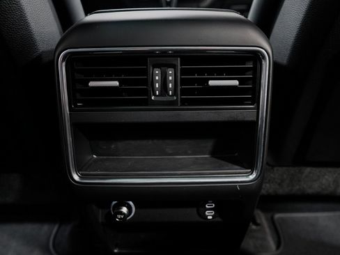 Used 2023 Porsche Cayenne w/ Premium Package image 33