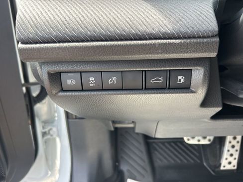 Used 2025 Toyota Camry SE image 6