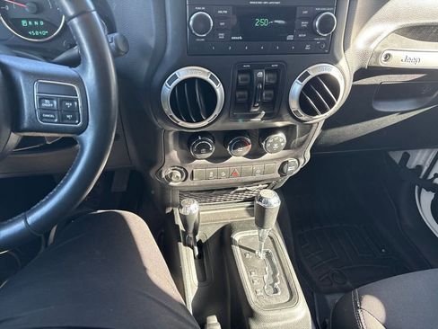 Used 2018 Jeep Wrangler Unlimited Sahara w/ Connectivity Group image 17