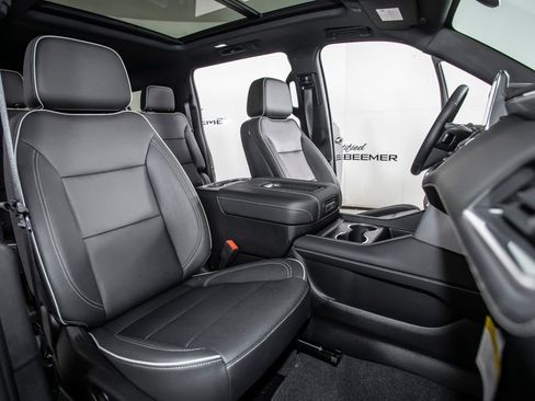 Used 2023 GMC Yukon XL SLT w/ SLT Premium Package image 25