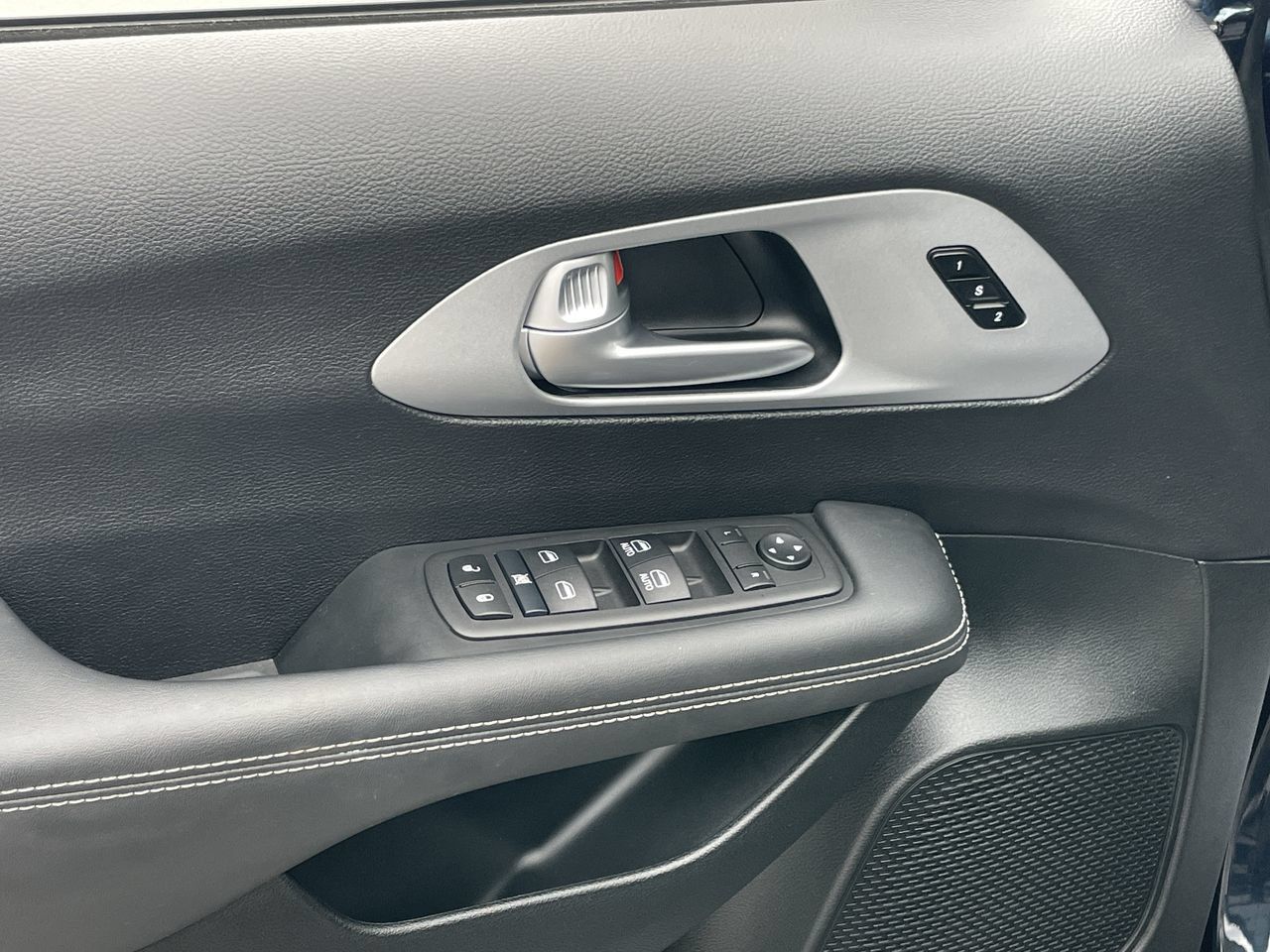 Used 2024 Chrysler Pacifica Touring-L w/ S Appearance Package FWD image 29