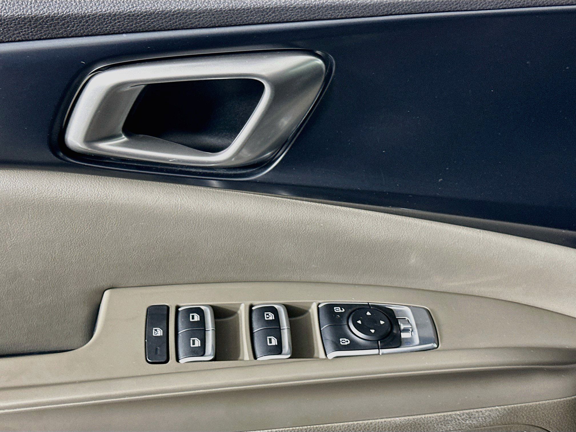 Used 2025 Kia Carnival FWD image 15