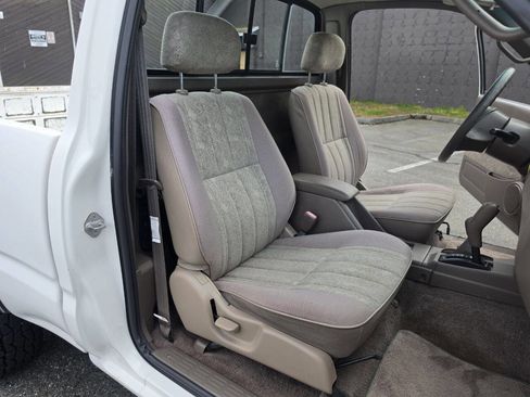 Used 2000 Toyota Tacoma 4x4 Regular Cab image 12