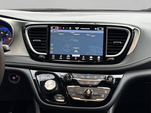 Used 2024 Chrysler Pacifica Limited w/ S Appearance Package image 21