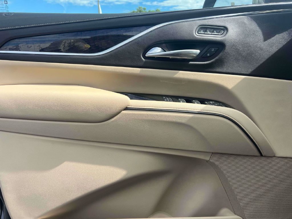 Used 2021 Cadillac Escalade Premium Luxury AWD/4WD image 19