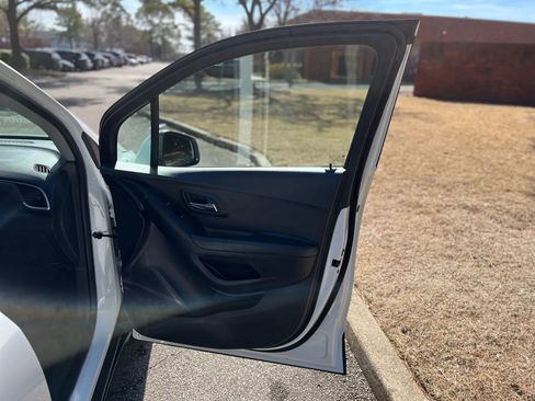 Used 2019 Chevrolet Trax LT w/ LT Convenience Package image 21