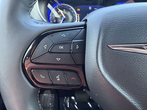 Used 2025 Chrysler Pacifica Limited FWD image 30