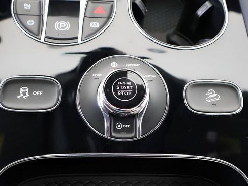 Used 2024 Bentley Bentayga AWD/4WD image 28