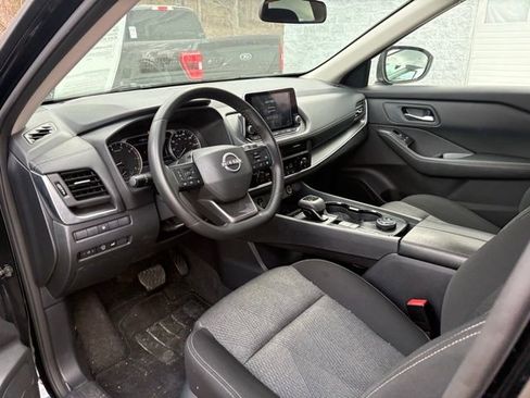 Used 2025 Nissan Rogue SV image 3