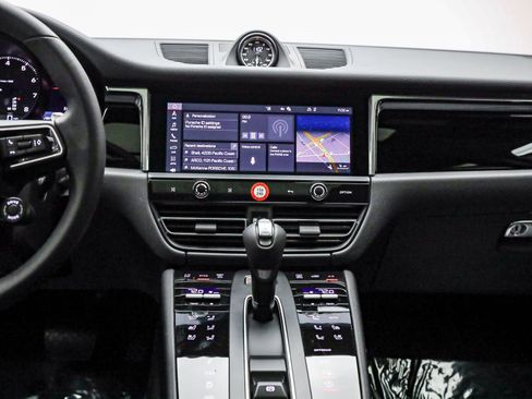 Certified 2025 Porsche Macan AWD/4WD image 14