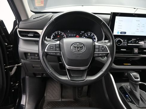 Used 2023 Toyota Highlander XLE AWD/4WD image 35