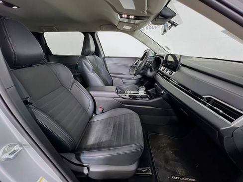 Used 2025 Mitsubishi Outlander SE image 42