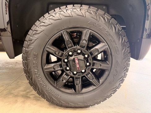 Used 2025 GMC Sierra 2500 AT4 w/ AT4 Premium Plus Package AWD/4WD image 19