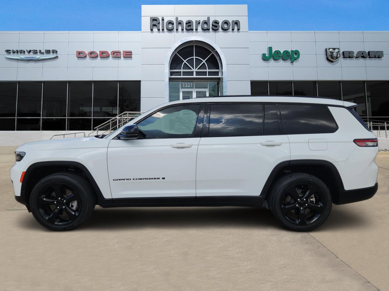 Used 2024 Jeep Grand Cherokee L Altitude AWD/4WD image 3