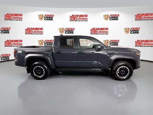 Used 2025 Toyota Tacoma TRD Off-Road AWD/4WD image 17