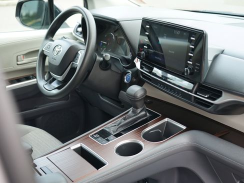 Used 2021 Toyota Sienna LE image 29