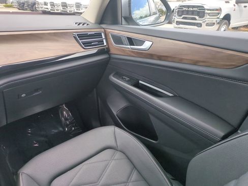 Used 2024 Volkswagen Atlas SE image 19