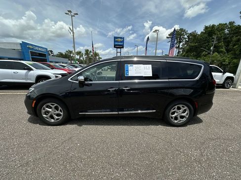 Used 2023 Chrysler Pacifica Limited FWD image 13