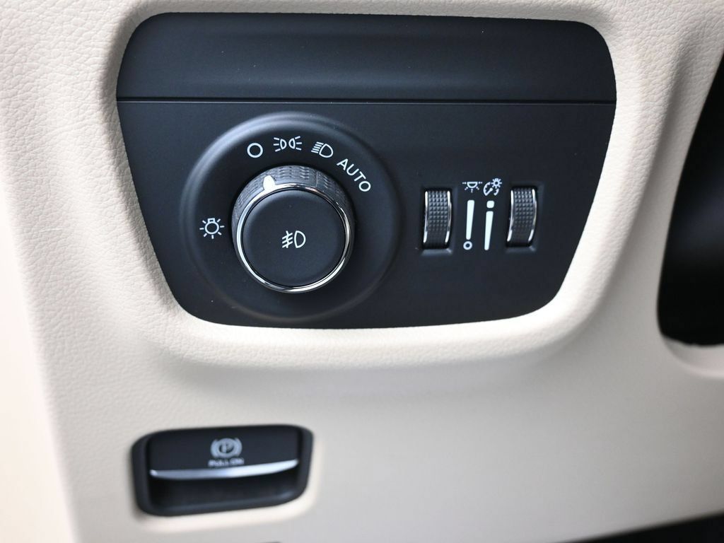 Used 2025 Jeep Grand Cherokee Limited w/ Luxury Tech Group II AWD/4WD image 15