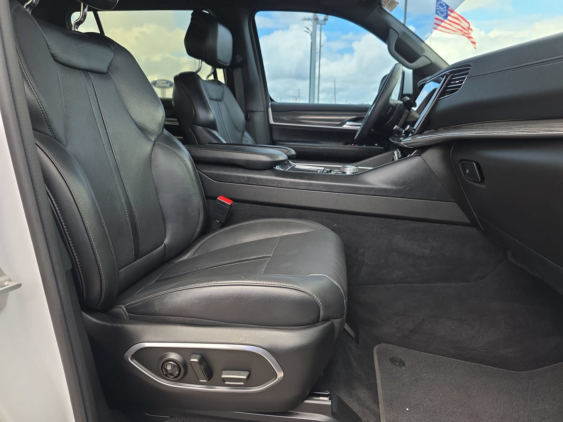 Used 2022 Jeep Wagoneer Series III RWD image 17