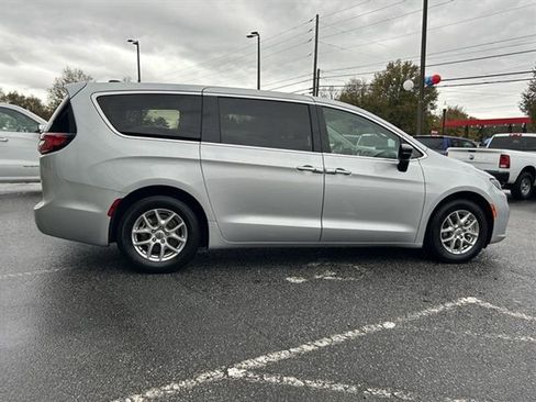 Used 2024 Chrysler Pacifica Touring-L image 6