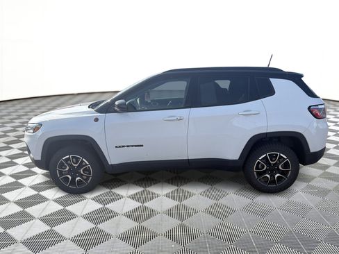 Used 2024 Jeep Compass Trailhawk w/ Trailhawk Convenience Group AWD/4WD image 2