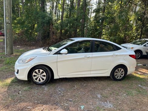 Used 2017 Hyundai Accent SE FWD image 2