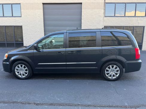 Used 2014 Chrysler Town & Country Touring FWD image 3