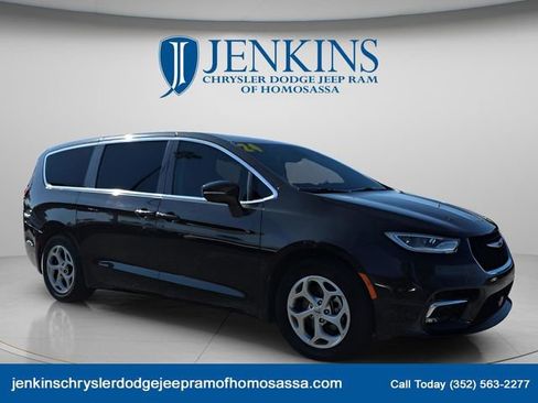 Used 2024 Chrysler Pacifica Limited FWD image 1