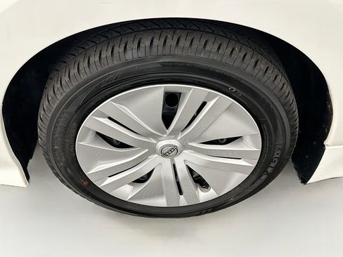 Used 2025 Nissan Leaf S image 11