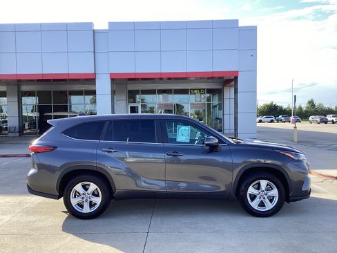 Used 2023 Toyota Highlander L FWD image 8