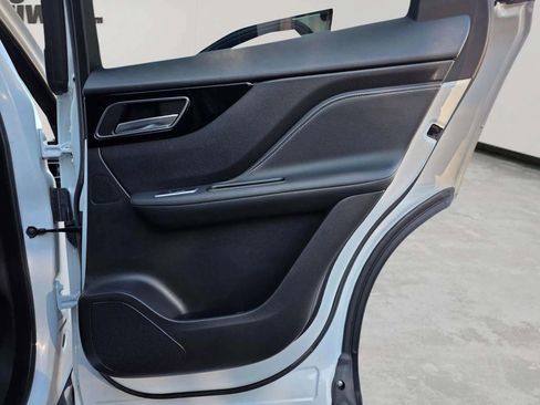 Used 2018 Jaguar F-PACE R-Sport image 20