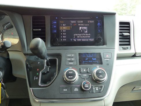 Used 2017 Toyota Sienna LE FWD image 60