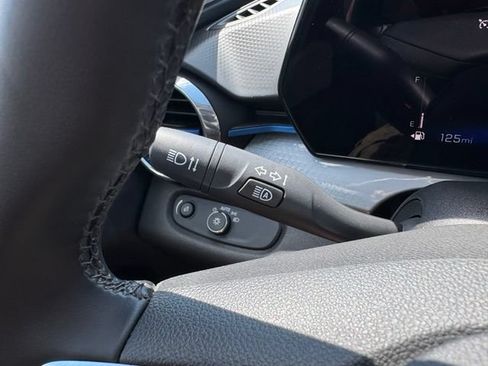 Certified 2025 Chevrolet Trax LT w/ LT Convenience Package FWD image 29