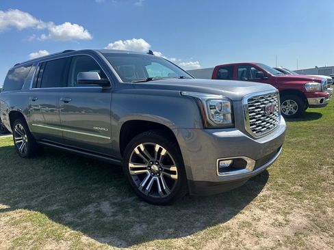 Used 2019 GMC Yukon XL Denali w/ Denali Ultimate Package AWD/4WD image 3
