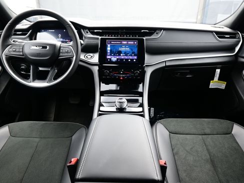 New 2025 Jeep Grand Cherokee Altitude AWD/4WD image 9