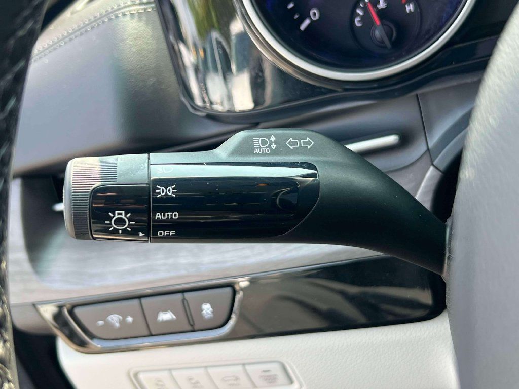 Certified 2023 Kia Carnival EX FWD image 22