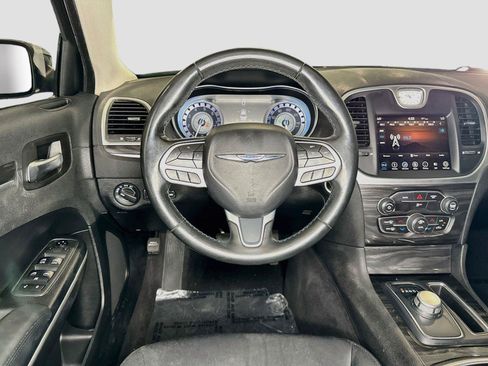 Used 2019 Chrysler 300 Touring w/ Chrome Appearance Package RWD image 10