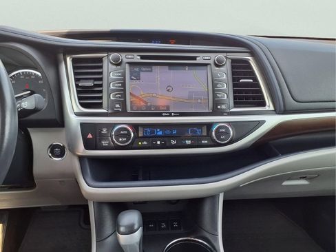 Used 2014 Toyota Highlander Limited w/ Driver Technology Package AWD/4WD image 31