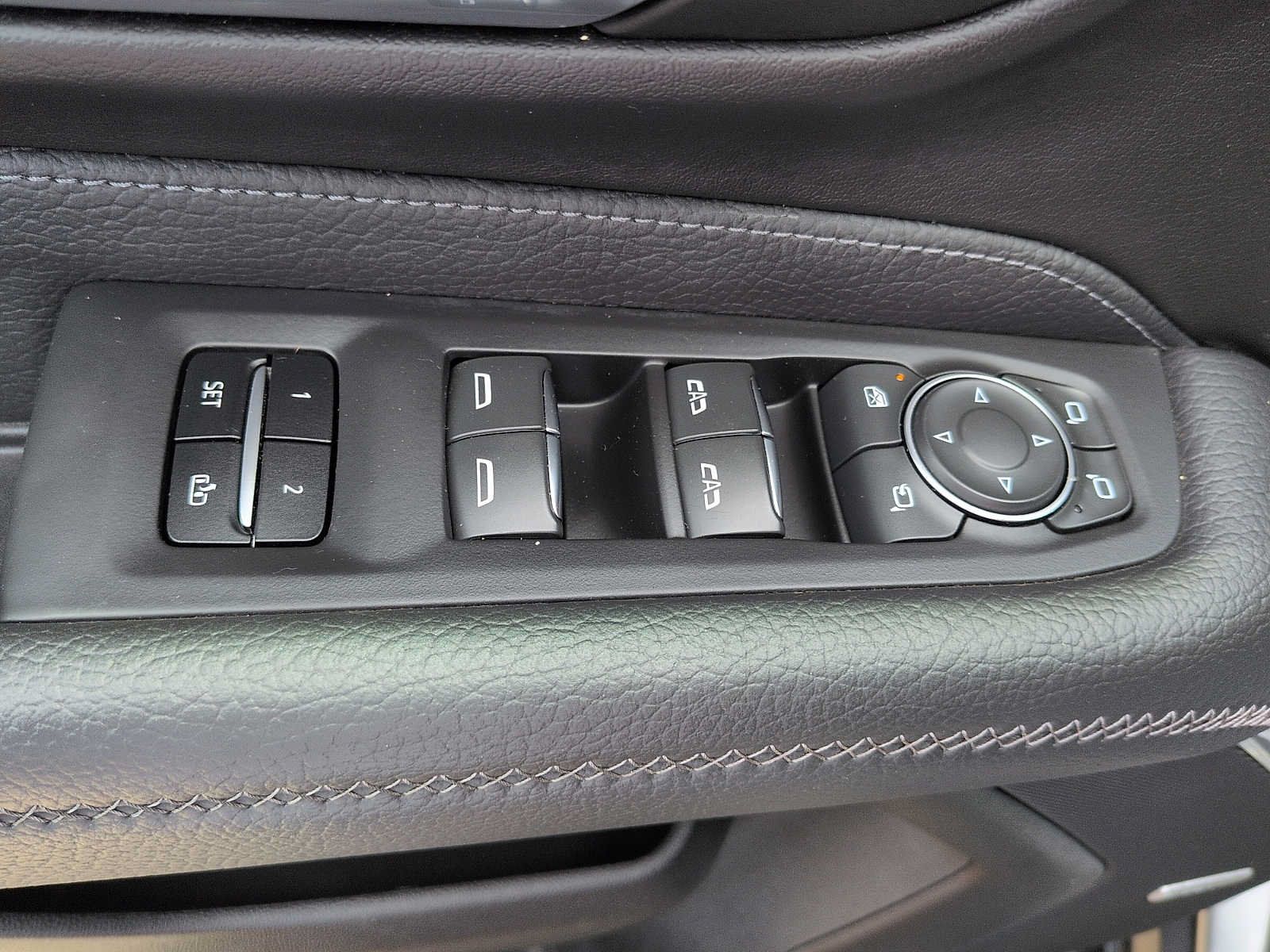 Used 2023 GMC Yukon XL Denali AWD/4WD image 15