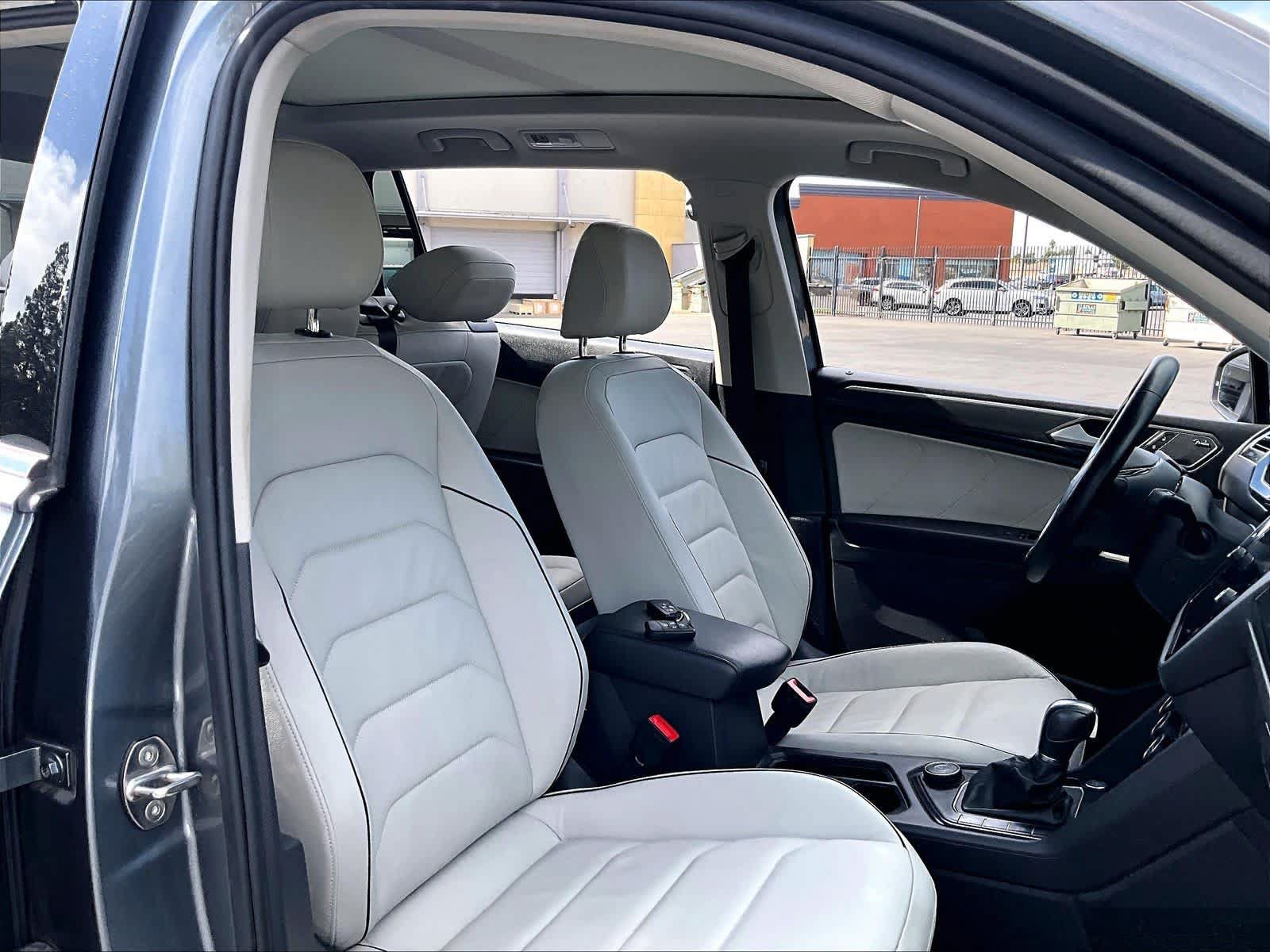 Used 2019 Volkswagen Tiguan SEL Premium w/ 3rd Row Seat Package AWD/4WD image 10