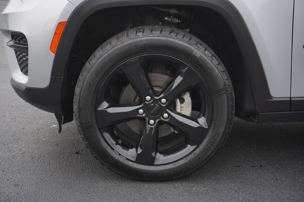 Used 2023 Jeep Grand Cherokee Altitude AWD/4WD image 10