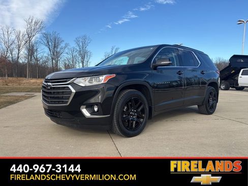 Used 2021 Chevrolet Traverse LT image 1