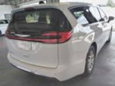 Used 2024 Chrysler Pacifica Touring-L FWD image 4