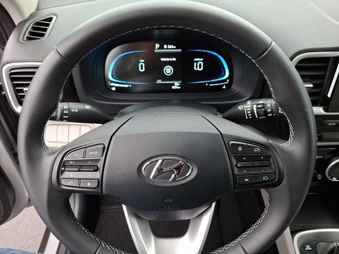 Used 2025 Hyundai Venue SEL FWD image 21