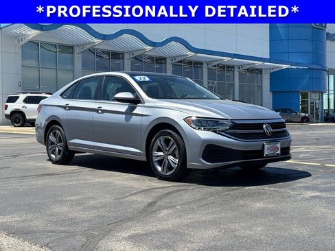 Used 2022 Volkswagen Jetta SE w/ Panoramic Sunroof Package FWD image 3