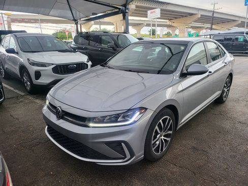Used 2025 Volkswagen Jetta SE FWD image 1
