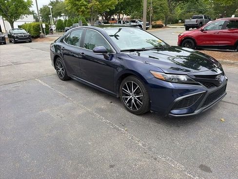 Used 2022 Toyota Camry SE FWD image 3