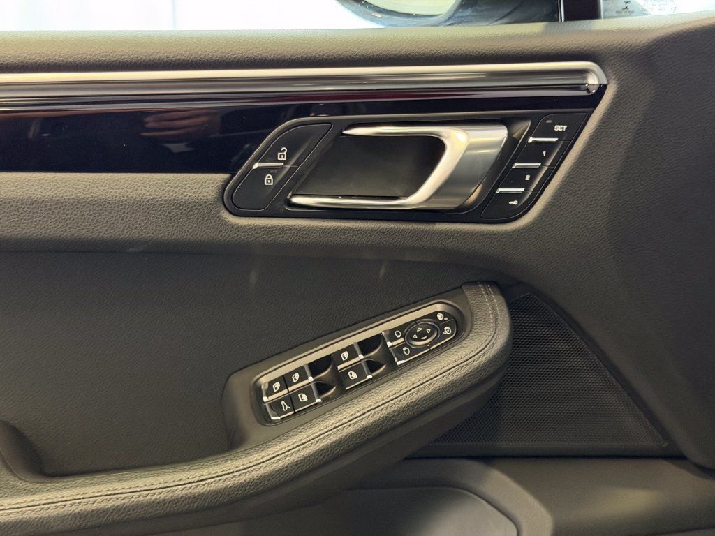 Certified 2020 Porsche Macan AWD/4WD image 12