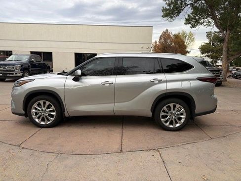 Used 2024 Toyota Highlander Limited AWD/4WD image 3